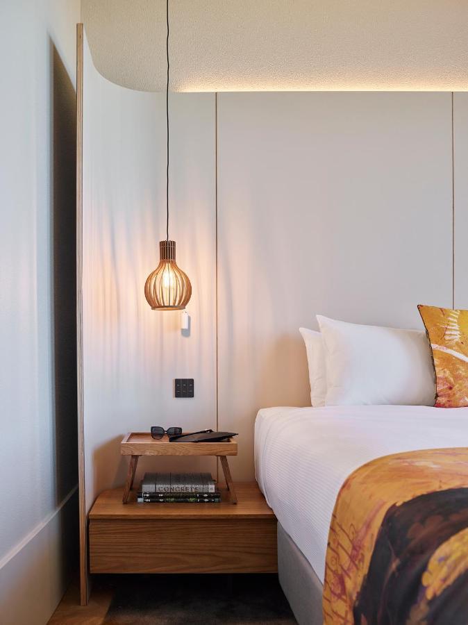 Crystalbrook Kingsley Hotel Newcastle Eksteriør billede A pendant light